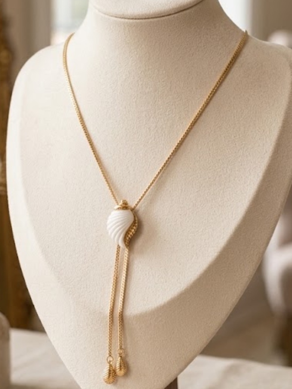 Vintage Avon Sea Fantasy White Shell Gold Tone Bolo Lariat Slide Necklace